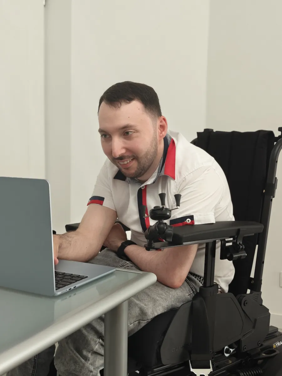 Damian Michalewicz podczas konsultacji psychologicznej online