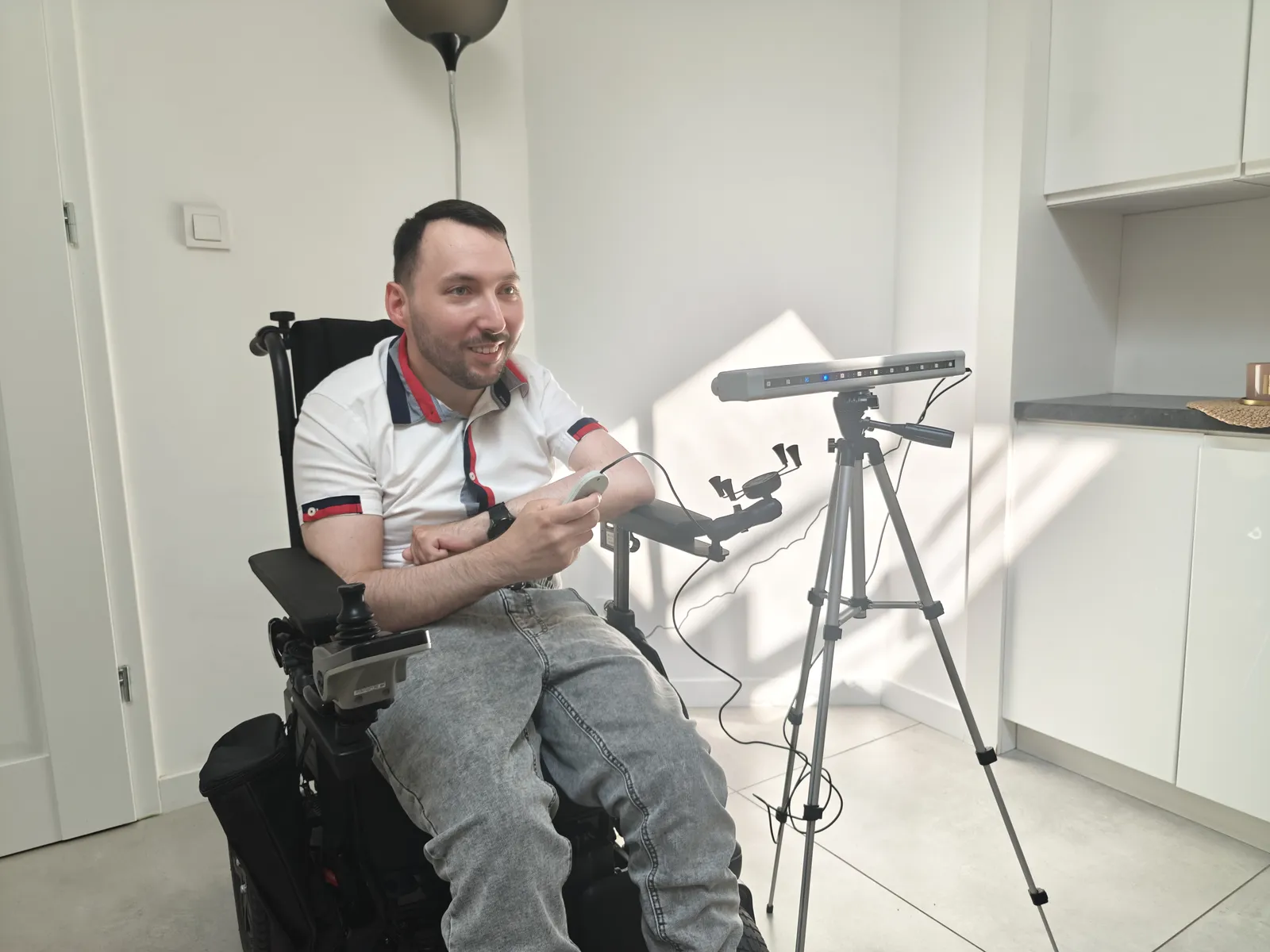 Damian Michalewicz podczas prezentacji sprzętu NeuroTek do terapii EMDR